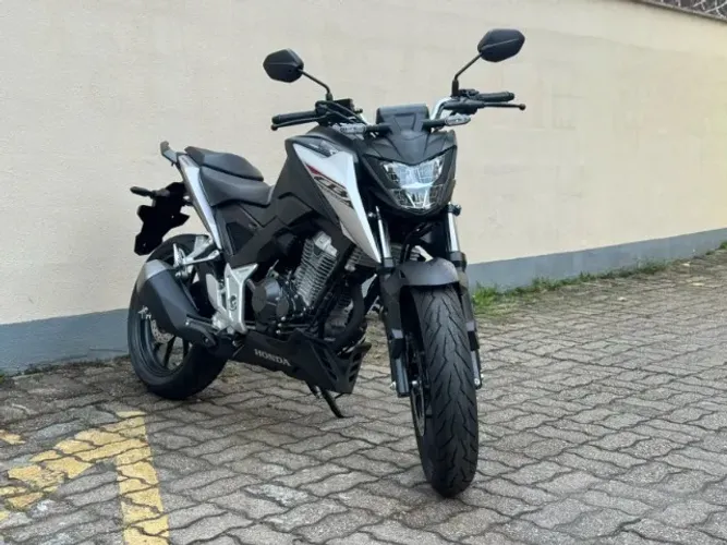 CB300F ent + parcela R$ 599 mensais