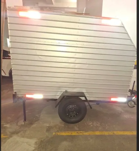 Carretinha fechada Bau 1 eixo até 500kg, ano 2016