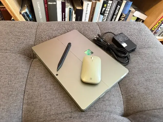 Microsoft Surface Pro 9 - i7 - 16GB DDR5 - 25GB SSD