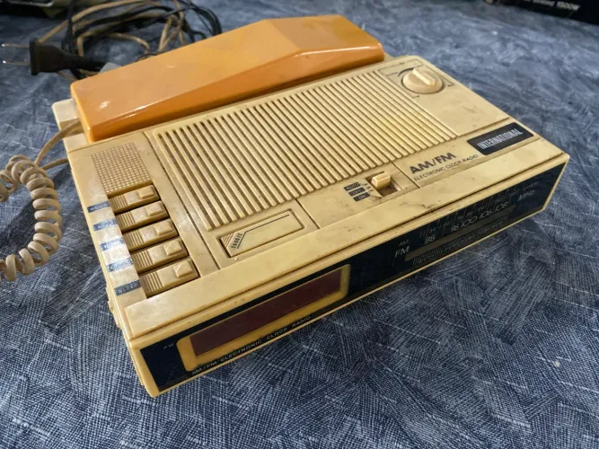 Telefone rádio antigo International (no estado)