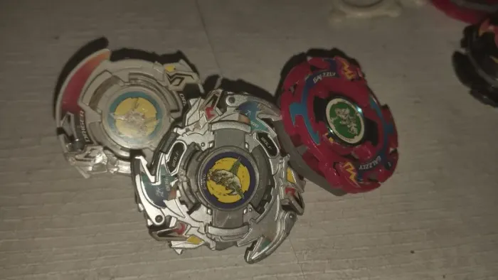 Lote pequeno de beyblades