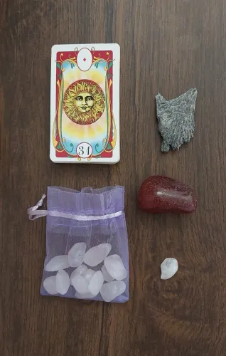 Kit místico com pedras, runas e baralho cigano