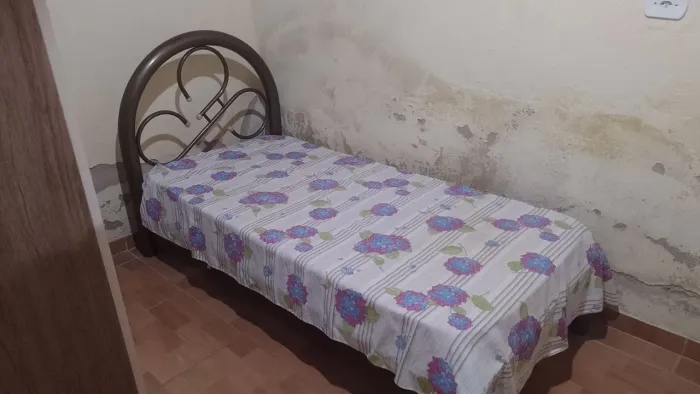 Cama de solteiro de ferro com colchão incluso