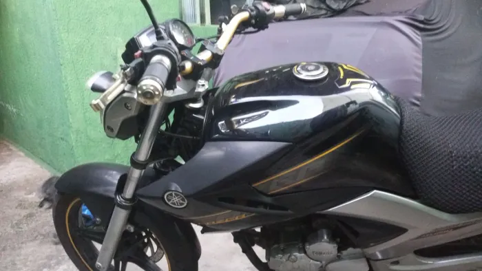 Moto Yamaha bem conservada