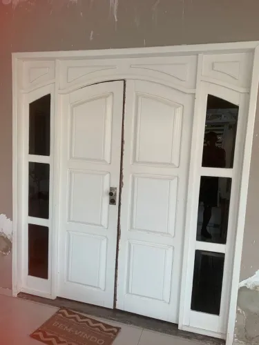 Porta de madeira muiracatiara, com vidro nas laterais