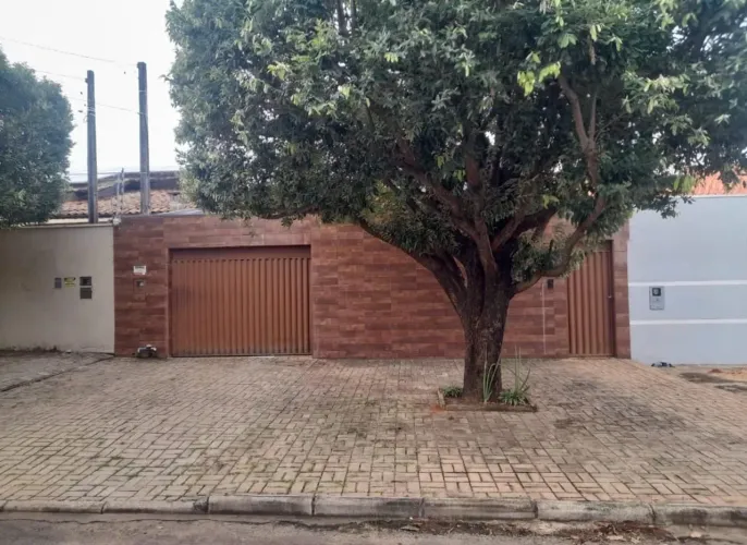VENDO CASA NA QUADRA 806 SUL COM ENERGIA SOLAR. 