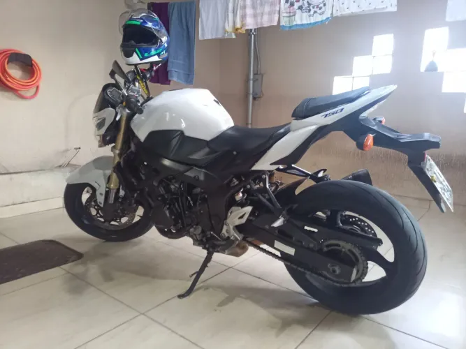 Moto GSR 750, 4 cilindros, em excelentes condições!!!