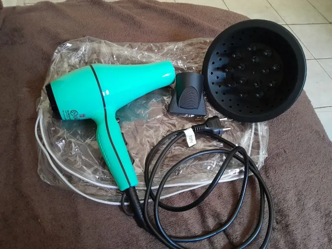 127V. Barato pra vender logo. Secador de cabelo da Taiff style 2000w com o difusor.