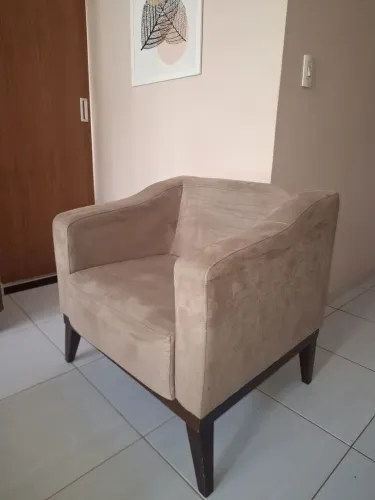 Poltronas 1 lugar medindo 75 x 68 cm