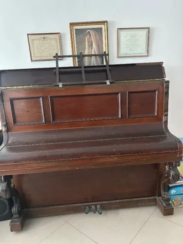 Piano antigo de madeira maciça