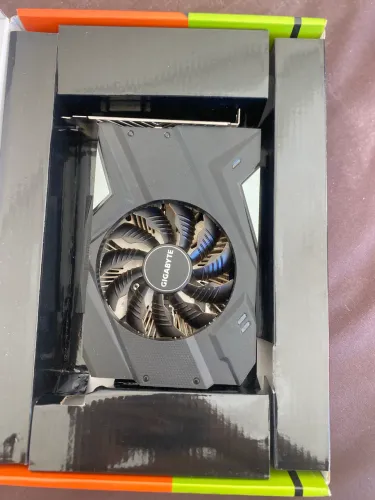 GTX 1650 semi nova 4gb. Roda warzone acima de 70 fps em 4K