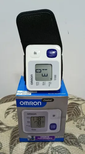 Aparelho, medidor de pressão arterial omron, impecável