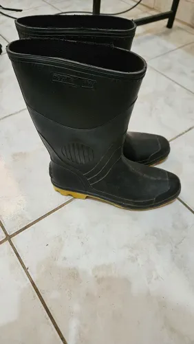 Bota de plástico pra chuva, barro, trabalho, etc