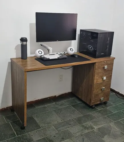 Escrivaninha com 4 gavetas