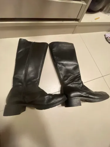 Vendo bota de couro tamanho 34/35