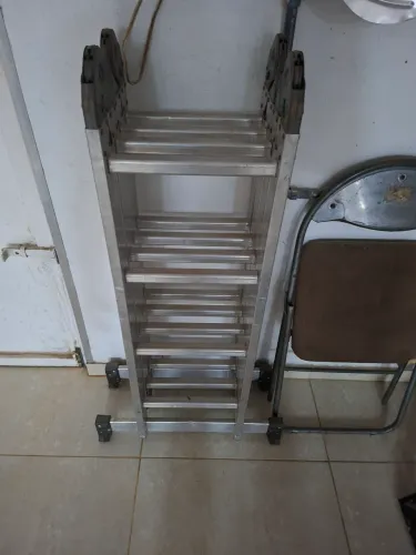 Escada retrátil dobrável 