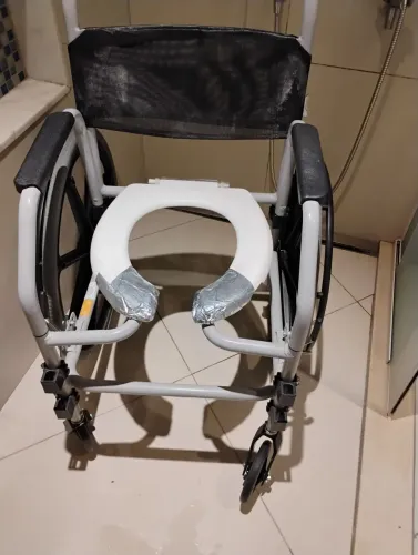 Cadeira higiênica Jaguaribe com roda grande.
