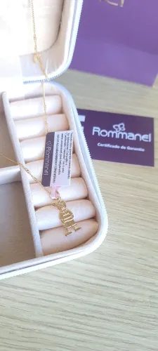 Cordão Rommanel com pingente menino e mini porta-joias