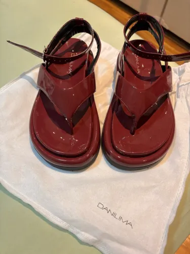 Sandália Dani Lima Birken em verniz KIM vinho