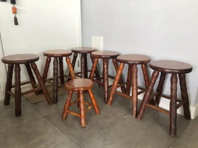 Banquetas em madeira maciça