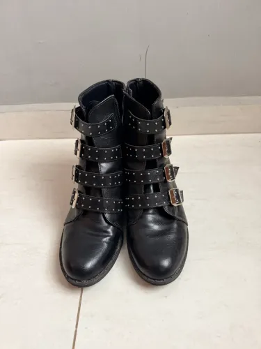 Bota cano curto com aplicações TAM 36