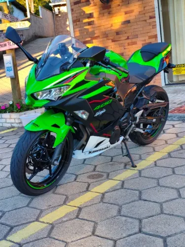 Kawasaki Ninja 400 KRT 