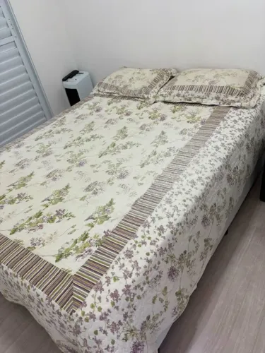 Cama e colchão de casal