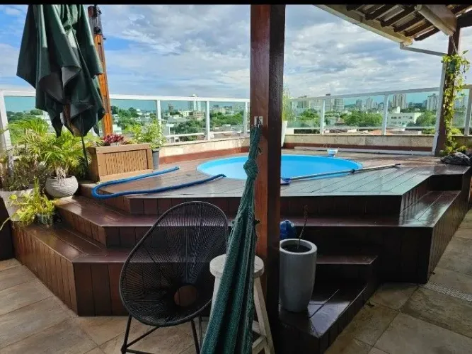 Deck de madeira com piscina 