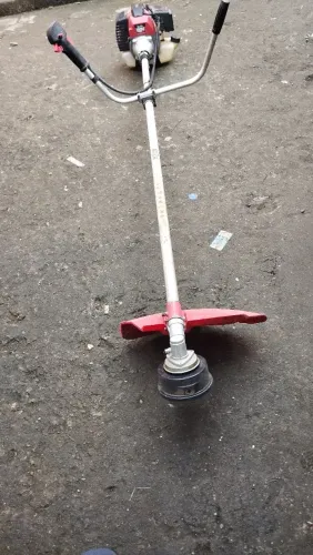 Quero vender máquina de cortar grama por 600,00 reais avista .