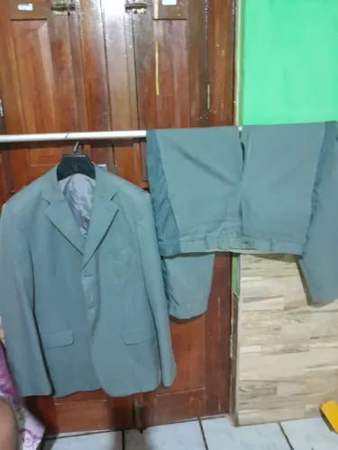 Vende-se dois ternos masculino completo, com doze gravatas de várias cores 