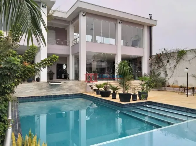 Casa em Condomínio Fechado de Alto Padrão