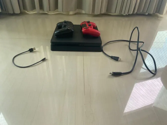 Vídeo game ps4 slim de cd com dois controles cabo para carregar e hdmi