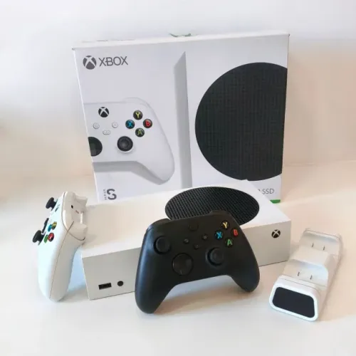 Xbox Series S + 2 Controles + Base de Carregamento de Controle