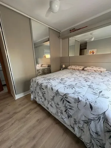 Apartamento com 2 dormitórios, suíte, sacada e churrasqueira.