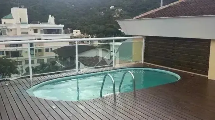 Cobertura de Alto Padrão à Venda na Lagoa da Conceição | Vista Permanente para a Lagoa | P