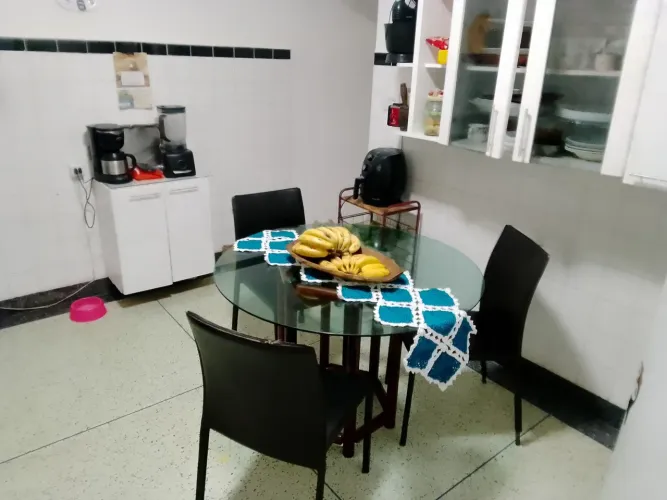 Mesa madeira c tampão de vidro com três cadeiras de couro e estrutura de ferro