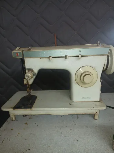 Maquina de costura Singer Zig Zag 242