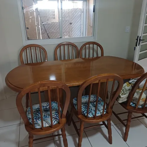 Mesa madeira maçiça 6 cadeiras em perfeita condição.