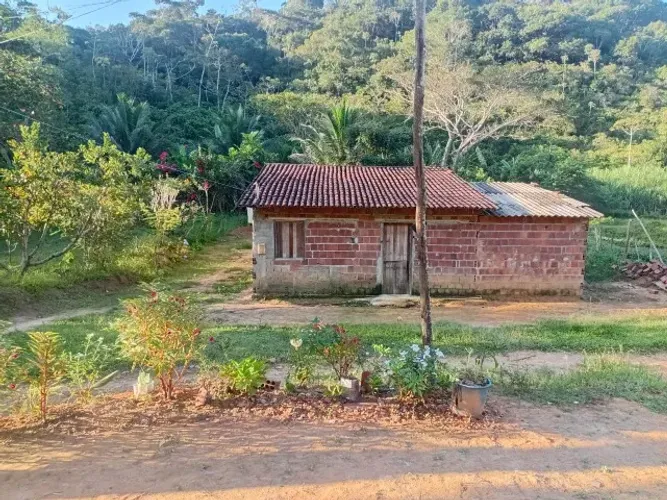 Vende-se pequeno sítio com 3 casas precisando de reforma 