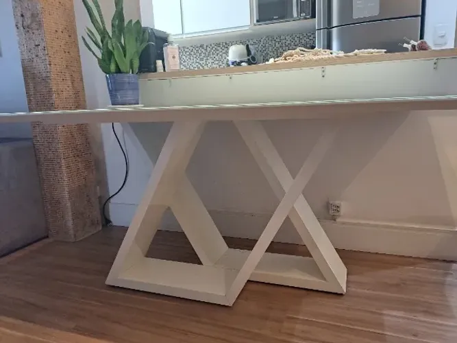 Mesa de jantar 1,60 x 90 com tampo de vidro off-white em excelente estado de conservacao. 