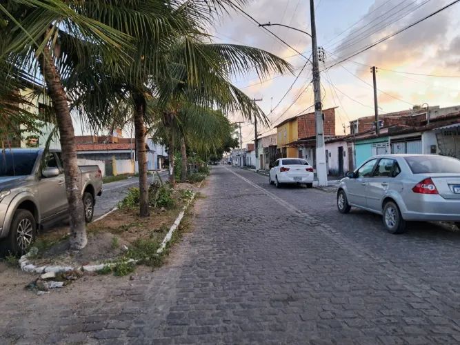 Vende terreno com casas e pontos comerciais