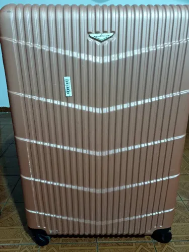 Mala de viagem grande. Usada apenas uma única vez. Em perfeito estado. Valor 200. ( contat