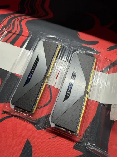Memória RAM Corsair Vengeance RT, RGB, 32GB (2x16GB), 4000MHz, DDR4, CL18