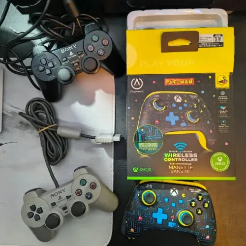 Controles DualShock Cinza + Razer Wolverine V2 + Xbox Astral Purple + Pac-Man Edition