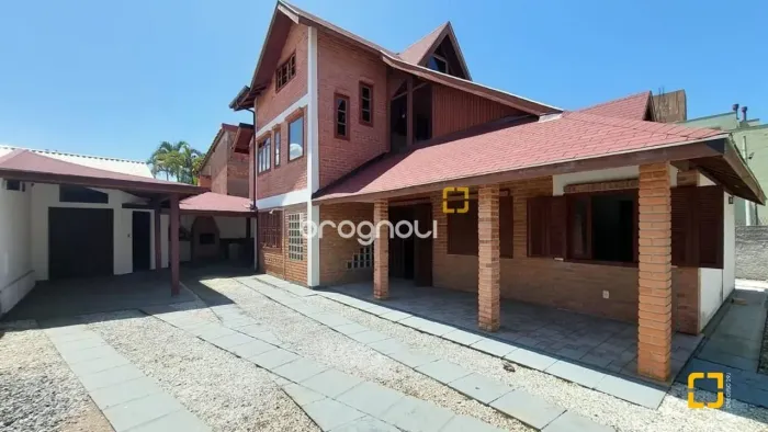 Casa 4 dormitórios à venda no Morro das Pedras em Florianópolis