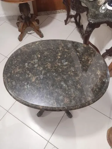 Par de mesa redonda classicas em madeira de lei,tampo de mármore e aplicações de bronze
