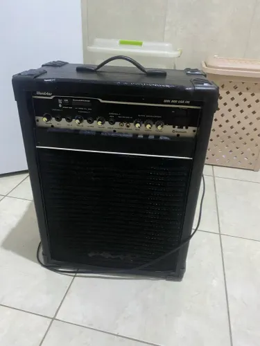 Caixa de som amplificada (Bluetooth e entrada para instrumentos)