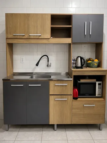 Cozinha Compacta com acabamento amadeirado e portas em tom grafite