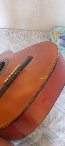 Vende-se um violão