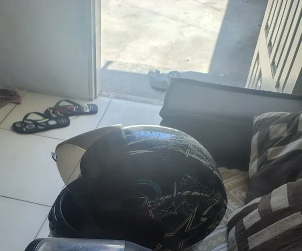 Capacete Peels semi novo